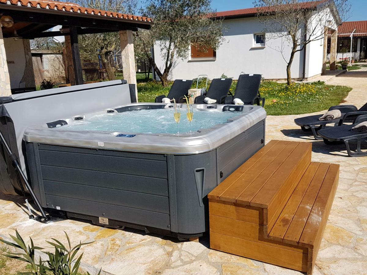 Holiday Home Kerniat Pula Zewnętrze zdjęcie