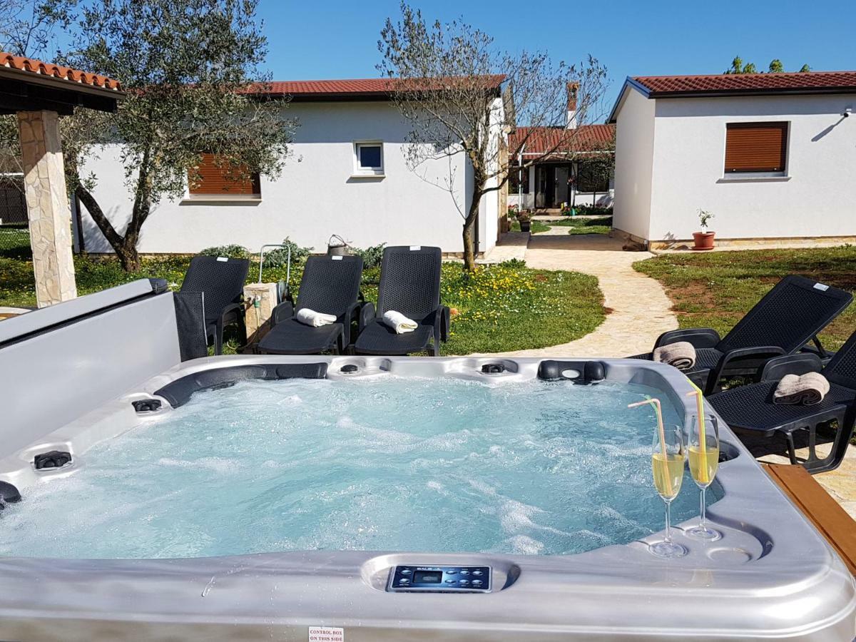 Holiday Home Kerniat Pula Zewnętrze zdjęcie