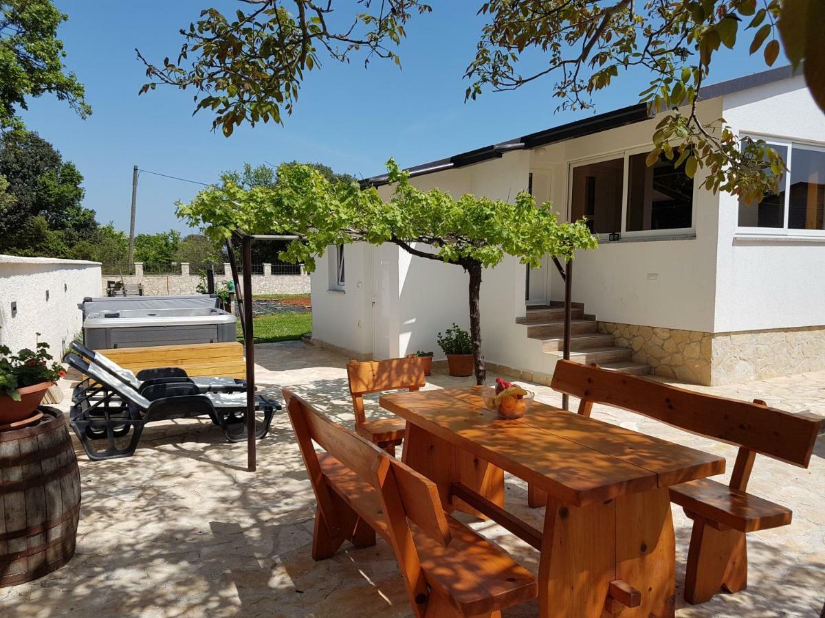 Holiday Home Kerniat Pula Zewnętrze zdjęcie